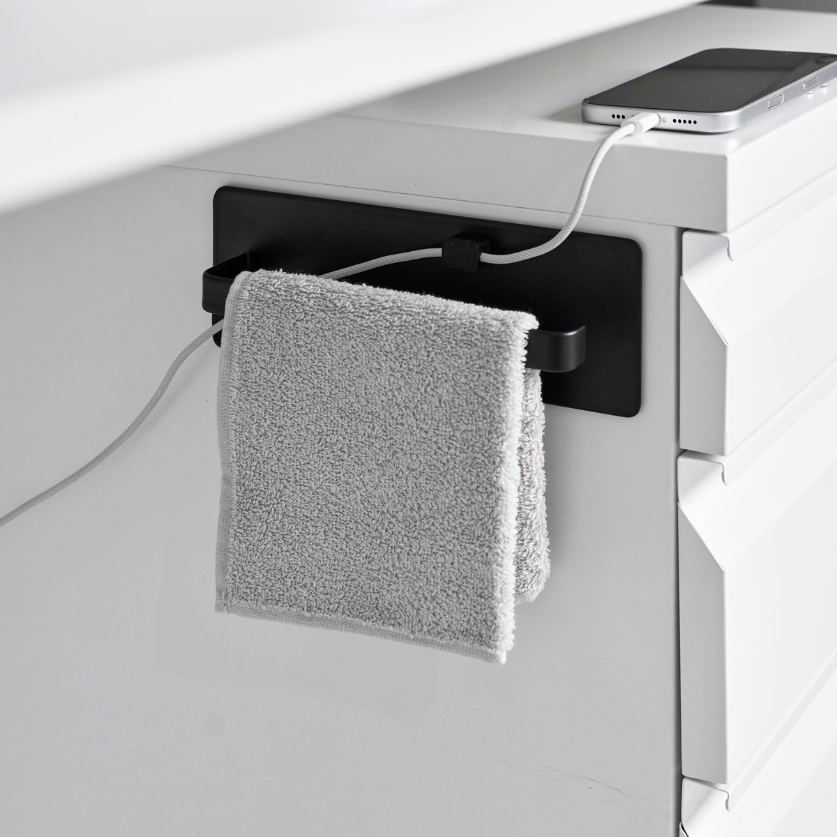 山崎実業 tower デスクワゴン横マグネットハンドタオルハンガー タワー ( 4903208104487 タワーシリーズ タオルハンガー マグネット デスクワゴン横 マグネットハンガー ケーブルホルダー付き 磁石 ハンドタオル ハンガー ) 【ブラック】 ブラック