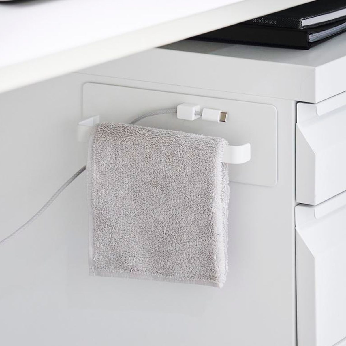 山崎実業 tower デスクワゴン横マグネットハンドタオルハンガー タワー ( 4903208104487 タワーシリーズ タオルハンガー マグネット デスクワゴン横 マグネットハンガー ケーブルホルダー付き 磁石 ハンドタオル ハンガー ) 【ブラック】 ブラック