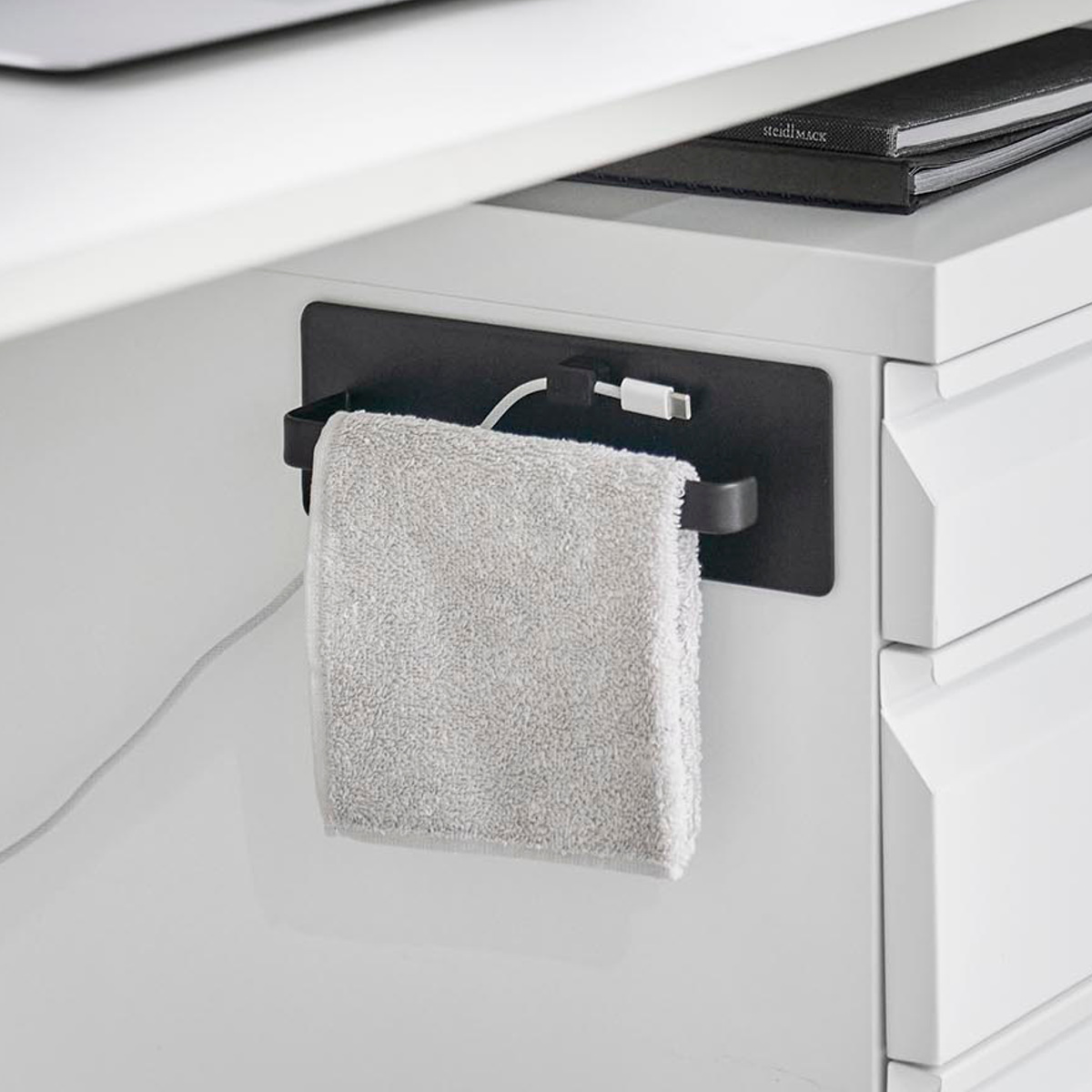 山崎実業 tower デスクワゴン横マグネットハンドタオルハンガー タワー ( 4903208104487 タワーシリーズ タオルハンガー マグネット デスクワゴン横 マグネットハンガー ケーブルホルダー付き 磁石 ハンドタオル ハンガー ) 【ブラック】 ブラック