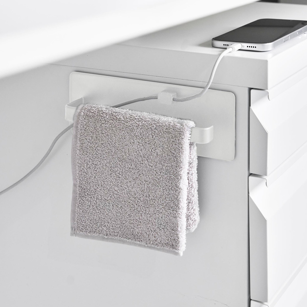 山崎実業 tower デスクワゴン横マグネットハンドタオルハンガー タワー ( 4903208104487 タワーシリーズ タオルハンガー マグネット デスクワゴン横 マグネットハンガー ケーブルホルダー付き 磁石 ハンドタオル ハンガー ) 【ブラック】 ブラック