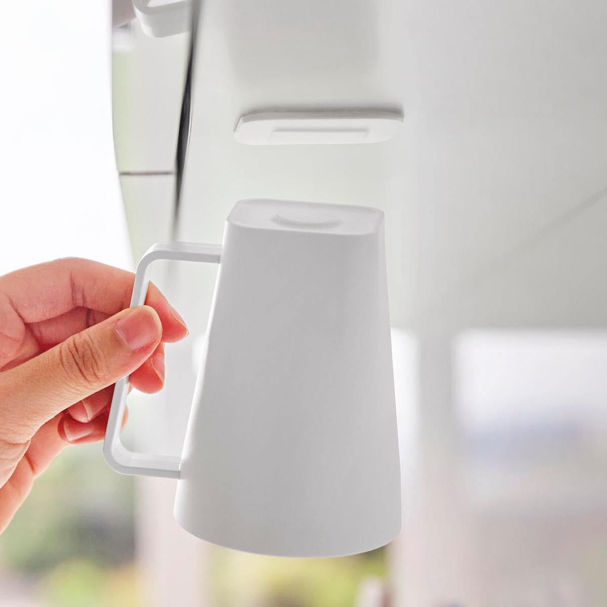 山崎実業 MIST フィルムシート洗面戸棚下マグネット取っ手付きタンブラー ミスト ( 4903208102803 山崎実業 MIST ミストシリーズ タンブラー コップ 取っ手付き フィルムシート 洗面戸棚下 マグネット 洗面所 歯みがき 清潔 )