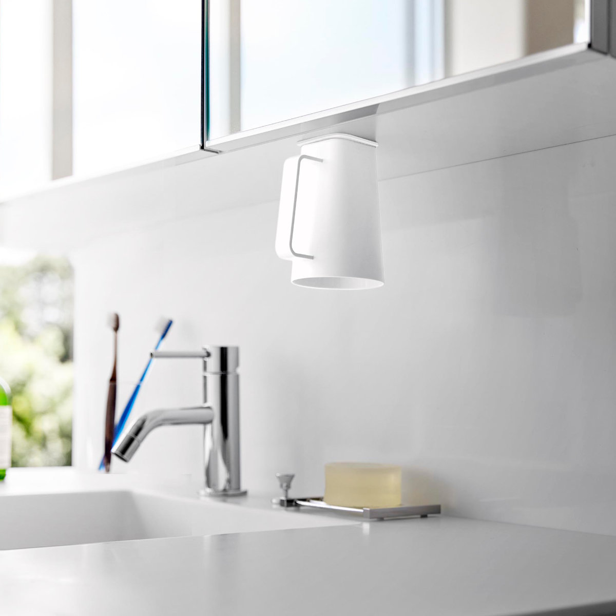 山崎実業 MIST フィルムシート洗面戸棚下マグネット取っ手付きタンブラー ミスト ( 4903208102803 山崎実業 MIST ミストシリーズ タンブラー コップ 取っ手付き フィルムシート 洗面戸棚下 マグネット 洗面所 歯みがき 清潔 )