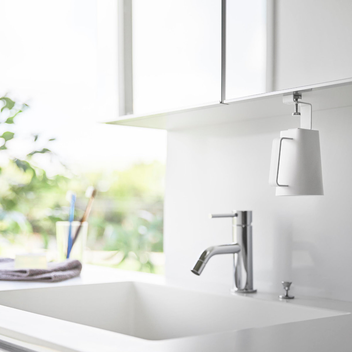 山崎実業 MIST 洗面戸棚下マグネット取っ手付きタンブラー ホワイト ミスト ( 4903208102438 ミストシリーズ タンブラー マグネットタンブラー コップ マグネット 磁石 洗面戸棚下 取っ手付きタンブラー 洗面所 歯磨きコップ )