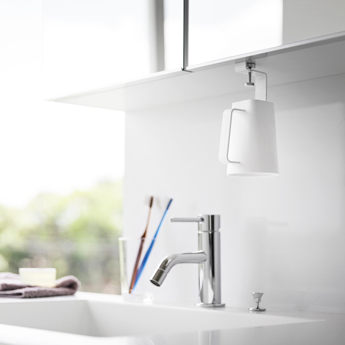 山崎実業 MIST 洗面戸棚下マグネット取っ手付きタンブラー ホワイト ミスト ( 4903208102438 ミストシリーズ タンブラー マグネットタンブラー コップ マグネット 磁石 洗面戸棚下 取っ手付きタンブラー 洗面所 歯磨きコップ )