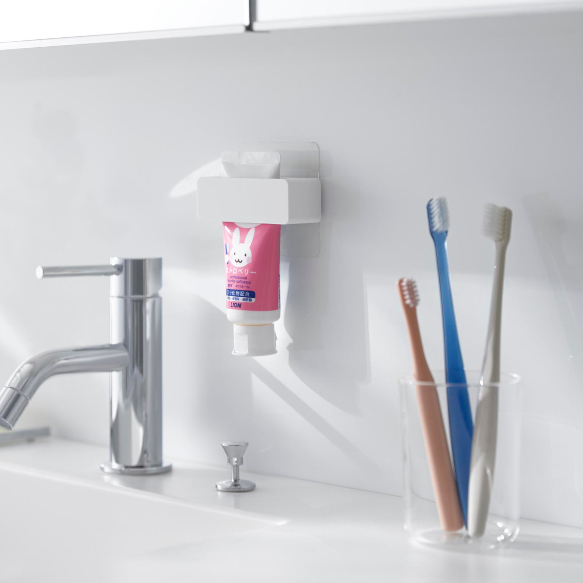 山崎実業 MIST フィルムフック歯磨き粉チューブホルダー ホワイト ミスト ( 4903208102780 ミストシリーズ 歯磨き粉チューブホルダー フィルムフック 歯磨き粉 チューブ ホルダー ハンドクリーム )