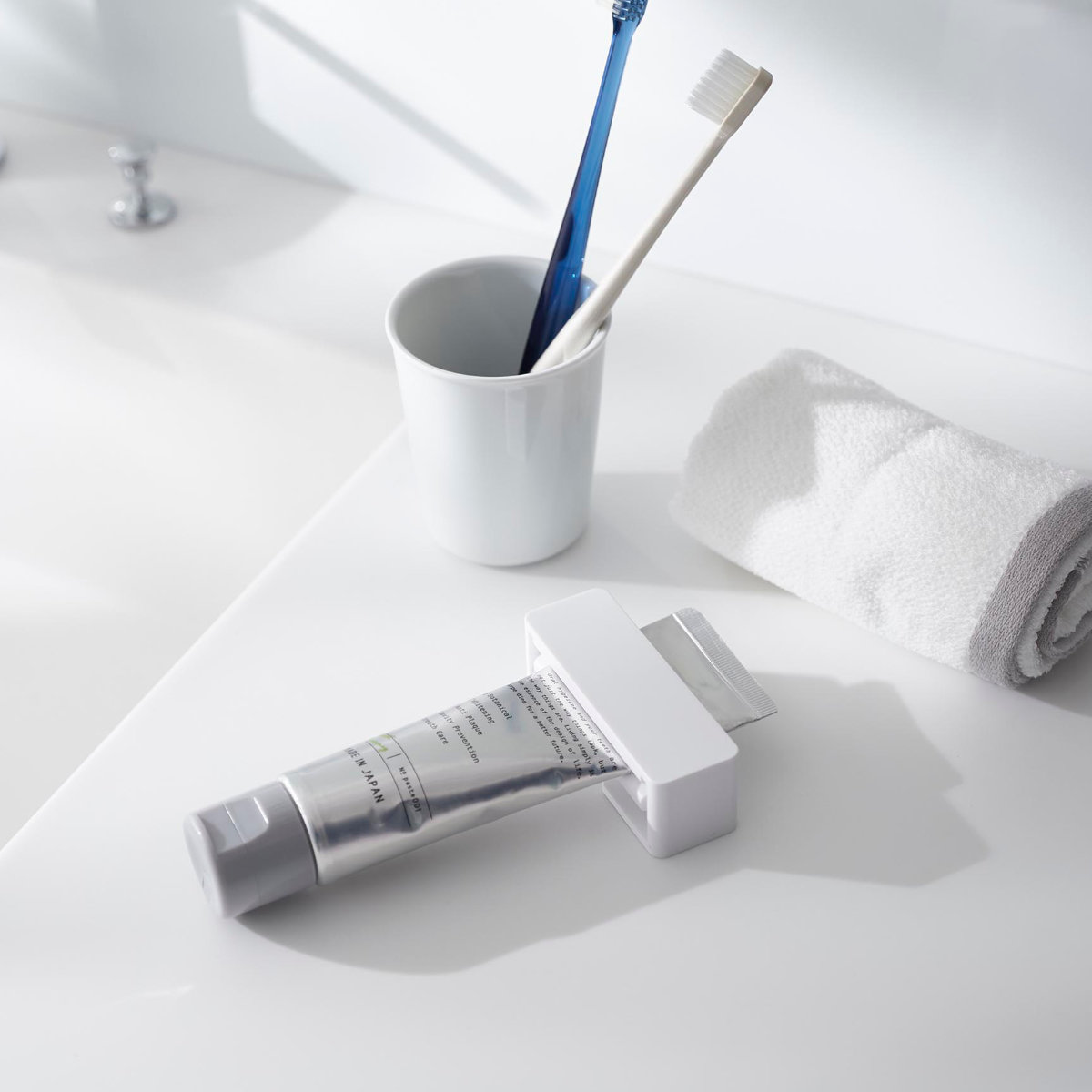 山崎実業 MIST フィルムフック歯磨き粉チューブホルダー ホワイト ミスト ( 4903208102780 ミストシリーズ 歯磨き粉チューブホルダー フィルムフック 歯磨き粉 チューブ ホルダー ハンドクリーム )