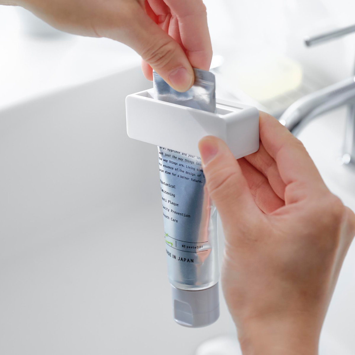 山崎実業 MIST フィルムフック歯磨き粉チューブホルダー ホワイト ミスト ( 4903208102780 ミストシリーズ 歯磨き粉チューブホルダー フィルムフック 歯磨き粉 チューブ ホルダー ハンドクリーム )
