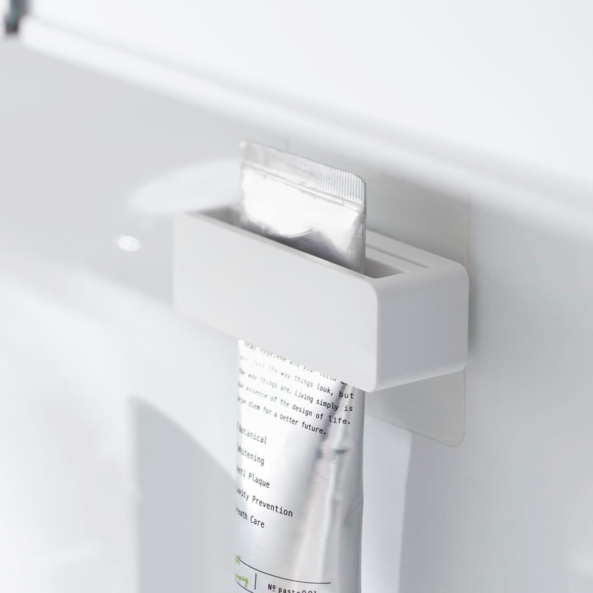 山崎実業 MIST フィルムフック歯磨き粉チューブホルダー ホワイト ミスト ( 4903208102780 ミストシリーズ 歯磨き粉チューブホルダー フィルムフック 歯磨き粉 チューブ ホルダー ハンドクリーム )
