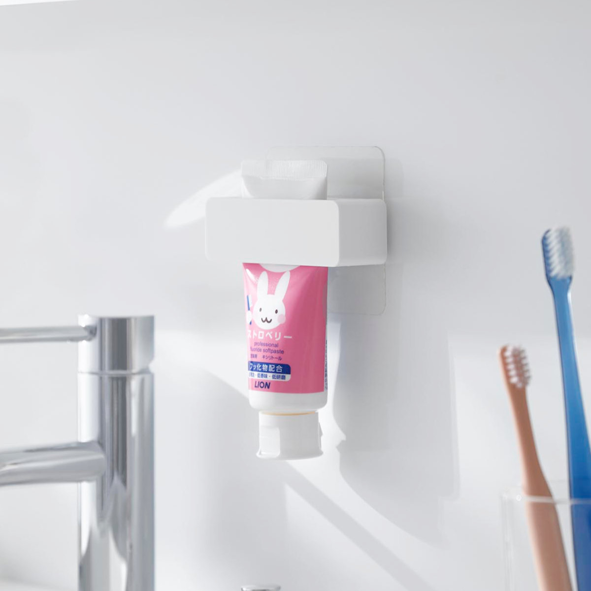 山崎実業 MIST フィルムフック歯磨き粉チューブホルダー ホワイト ミスト ( 4903208102780 ミストシリーズ 歯磨き粉チューブホルダー フィルムフック 歯磨き粉 チューブ ホルダー ハンドクリーム )