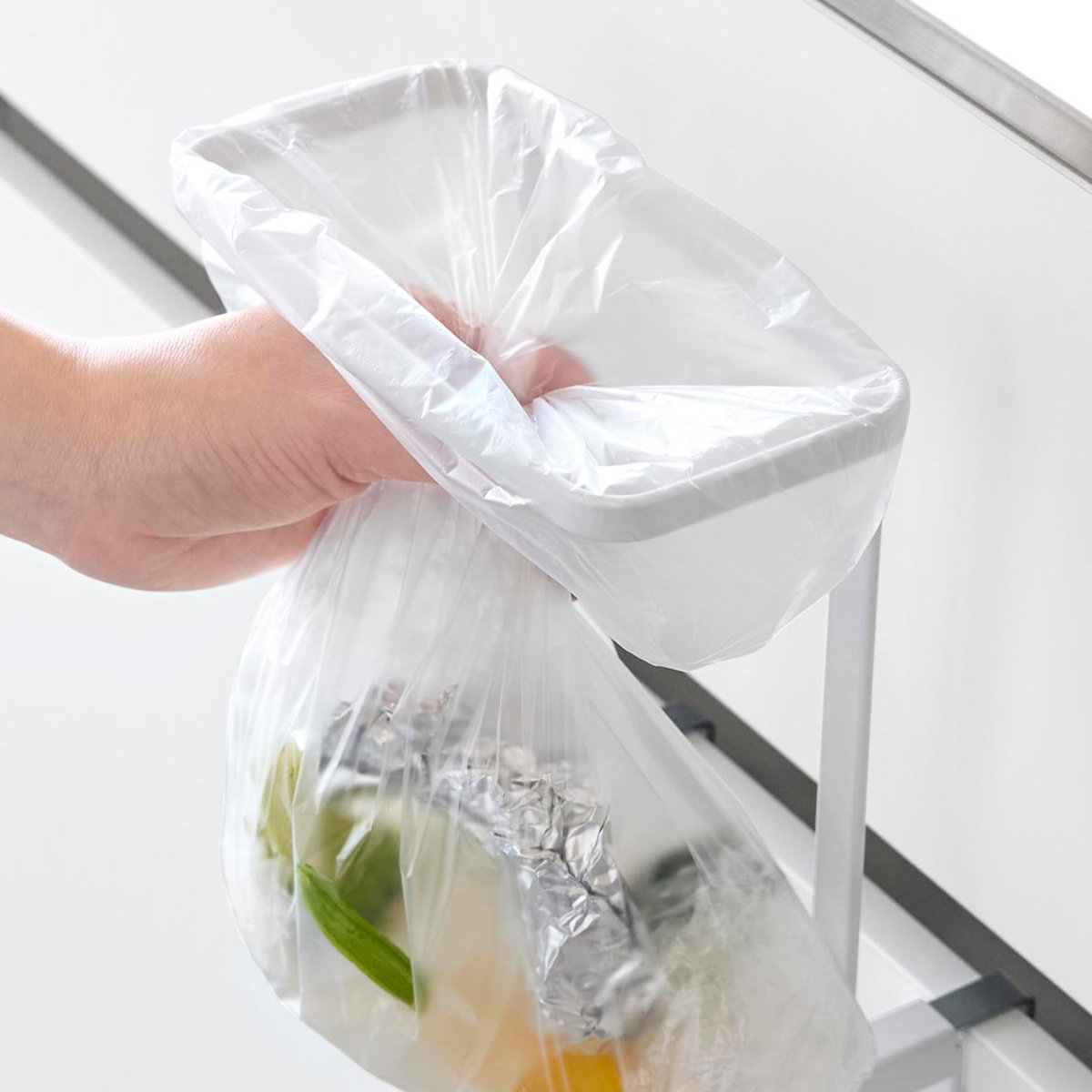 山崎実業 tower キッチンシンク下収納扉ポリ袋ホルダー タワー ( 4903208103343 タワーシリーズ ポリ袋ホルダー ゴミ入れ キッチンシンク下 ポリ袋 ホルダー 収納扉 ゴミ箱 ダストボックス ) 【ブラック】 ブラック