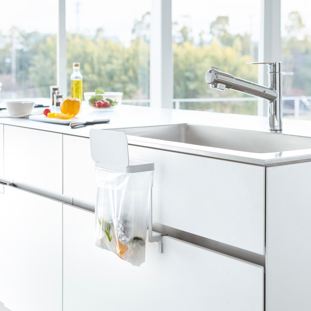 山崎実業 tower キッチンシンク下収納扉ポリ袋ホルダー タワー ( 4903208103343 タワーシリーズ ポリ袋ホルダー ゴミ入れ キッチンシンク下 ポリ袋 ホルダー 収納扉 ゴミ箱 ダストボックス ) 【ブラック】 ブラック