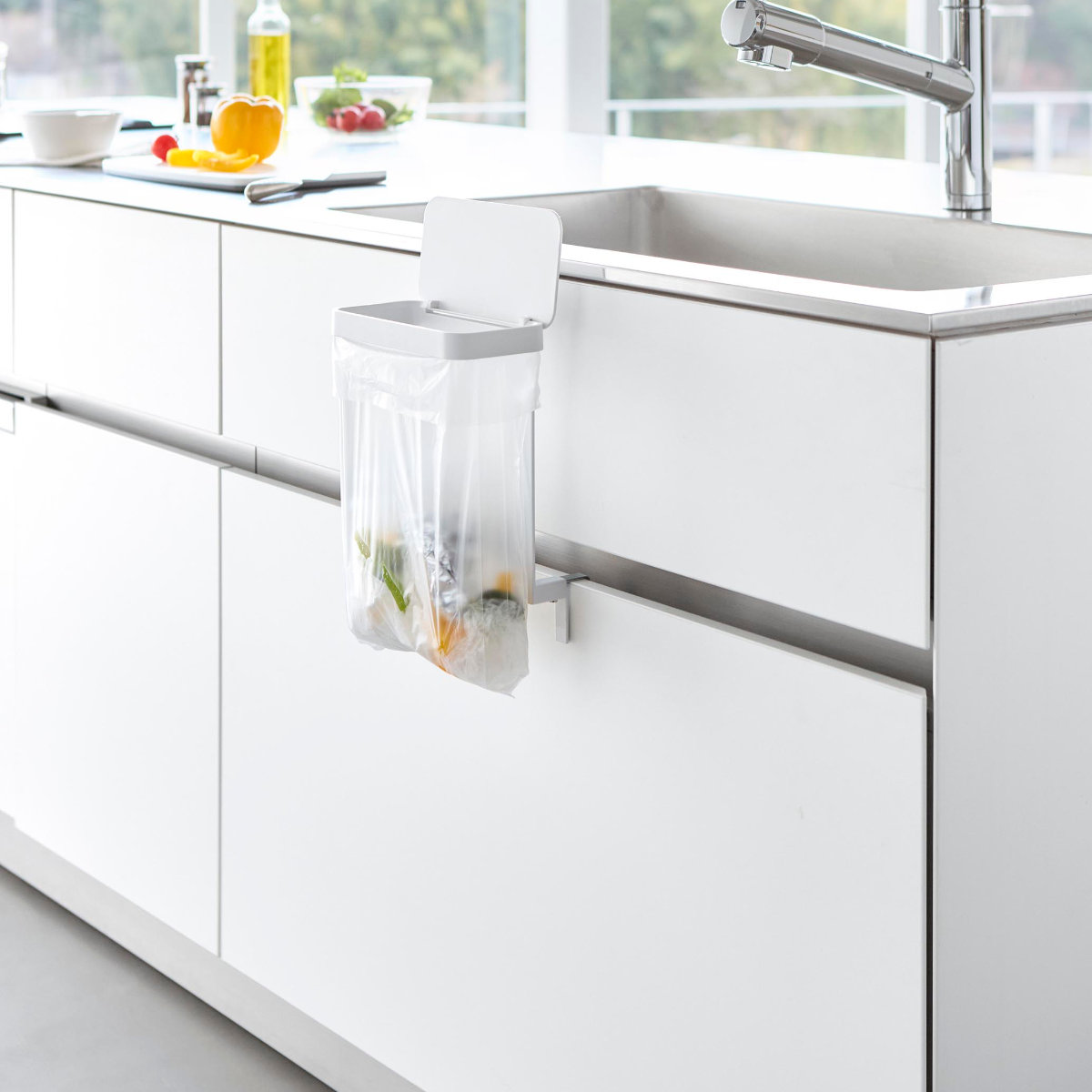 山崎実業 tower キッチンシンク下収納扉ポリ袋ホルダー タワー ( 4903208103343 タワーシリーズ ポリ袋ホルダー ゴミ入れ キッチンシンク下 ポリ袋 ホルダー 収納扉 ゴミ箱 ダストボックス ) 【ブラック】 ブラック