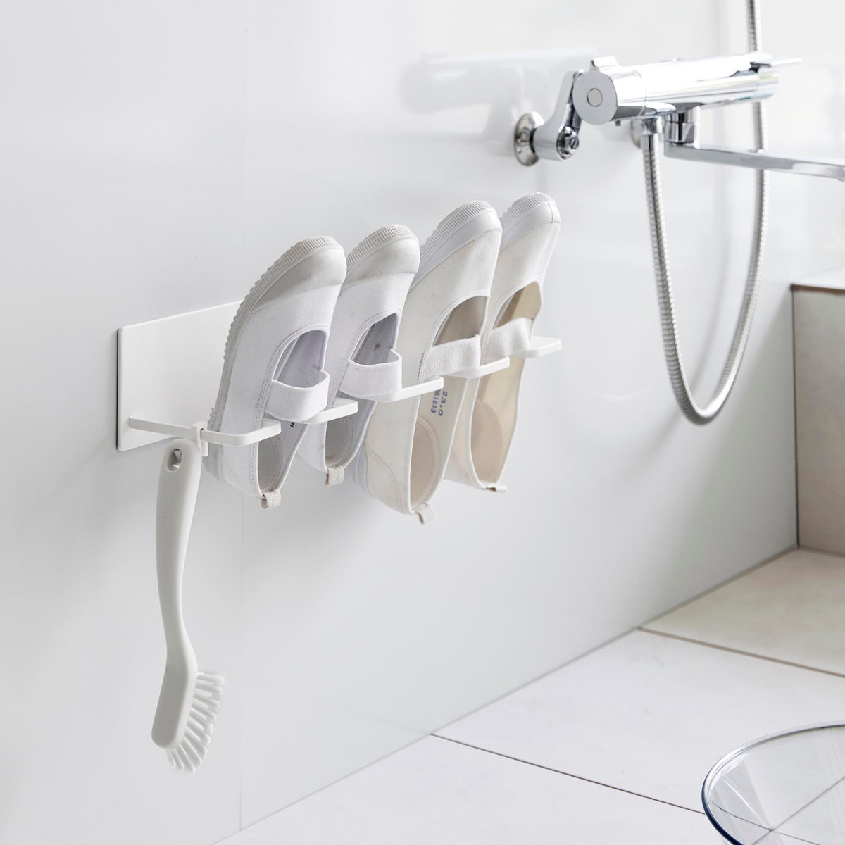 山崎実業 tower マグネットバスルーム上履き&キッズシューズハンガー タワー ( 4903208103268 タワーシリーズ 上履き キッズシューズ 靴用 シューズ 干す 靴 磁石ハンガー 上履きハンガー ) 【ホワイト】 ホワイト