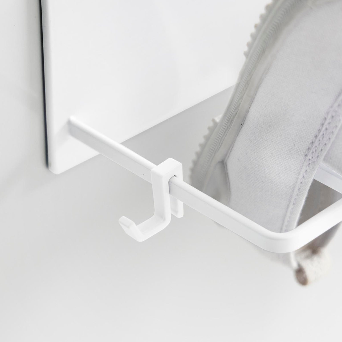 山崎実業 tower マグネットバスルーム上履き&キッズシューズハンガー タワー ( 4903208103268 タワーシリーズ 上履き キッズシューズ 靴用 シューズ 干す 靴 磁石ハンガー 上履きハンガー ) 【ホワイト】 ホワイト