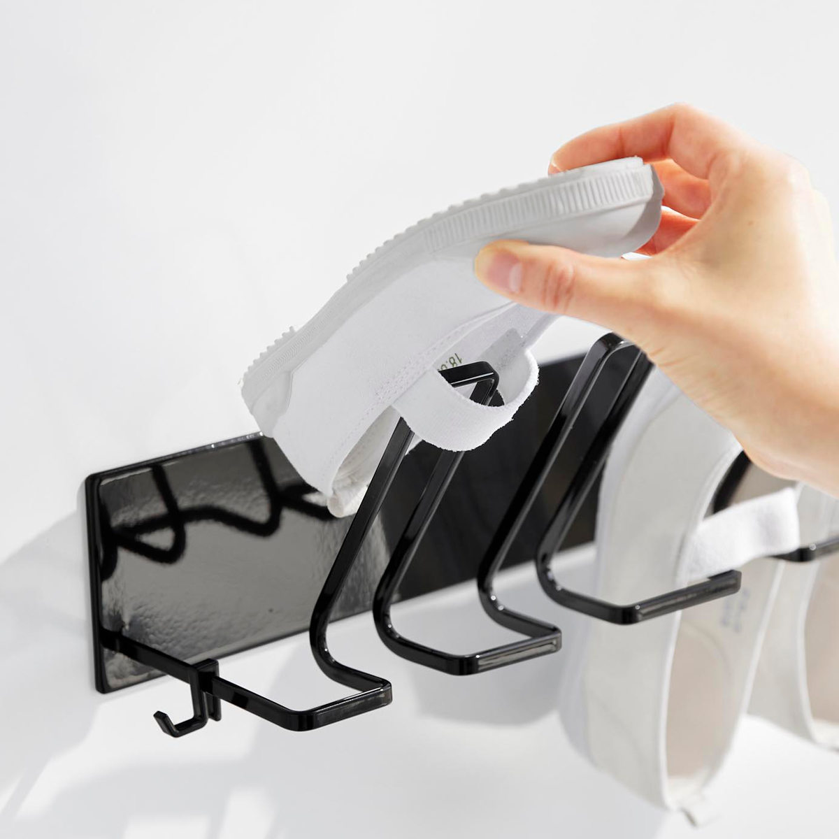 山崎実業 tower マグネットバスルーム上履き&キッズシューズハンガー タワー ( 4903208103268 タワーシリーズ 上履き キッズシューズ 靴用 シューズ 干す 靴 磁石ハンガー 上履きハンガー ) 【ホワイト】 ホワイト