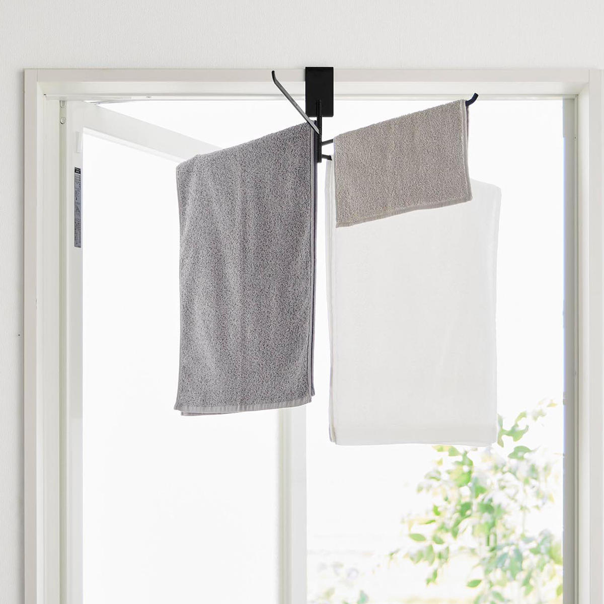 山崎実業 tower 360度回転できる室内物干しタオルハンガー タワー ( 4903208103220 タワーシリーズ タオルハンガー 部屋干し 360度回転 洗濯ハンガー 室内干しハンガー ランドリーハンガー 室内干し ) 【ブラック】 ブラック