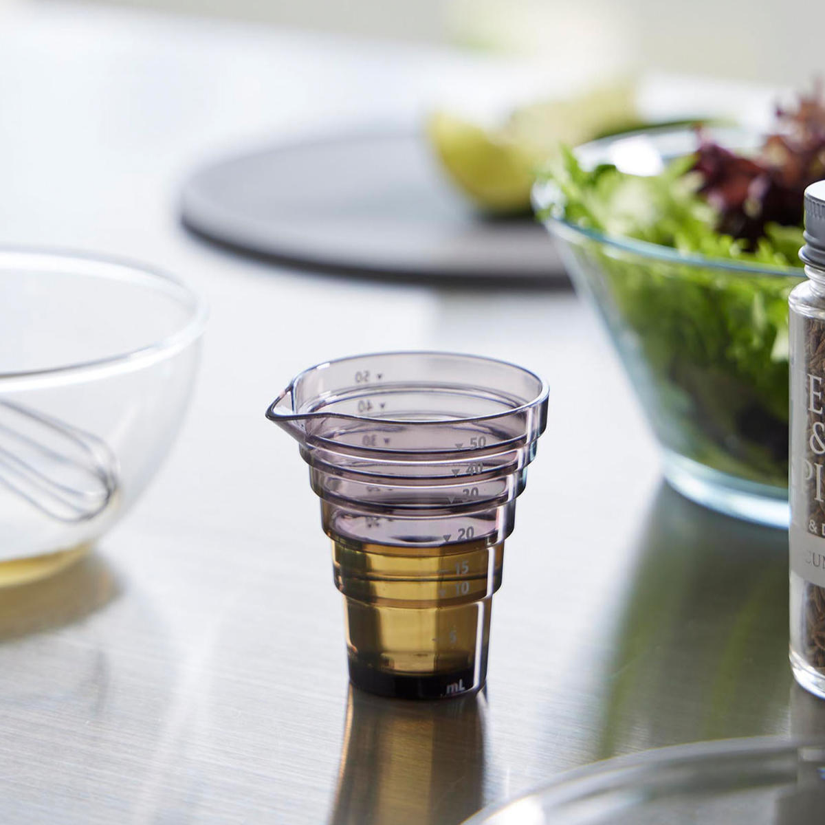 山崎実業 tower マグネット段々計量カップ タワー 50mL ( 4903208103602 タワーシリーズ 段々計量カップ 50ml 計量カップ 食洗機対応 マグネット 計量 カップ 50ML 磁石 浮かせて収納 浮かせる収納 ) 【ホワイト】 ホワイト