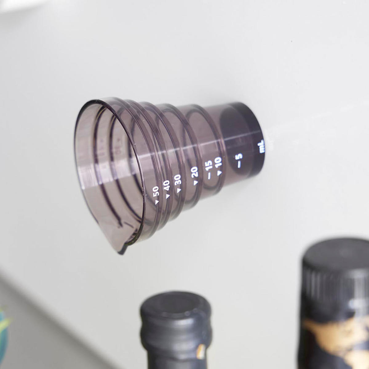 山崎実業 tower マグネット段々計量カップ タワー 50mL ( 4903208103602 タワーシリーズ 段々計量カップ 50ml 計量カップ 食洗機対応 マグネット 計量 カップ 50ML 磁石 浮かせて収納 浮かせる収納 ) 【ホワイト】 ホワイト