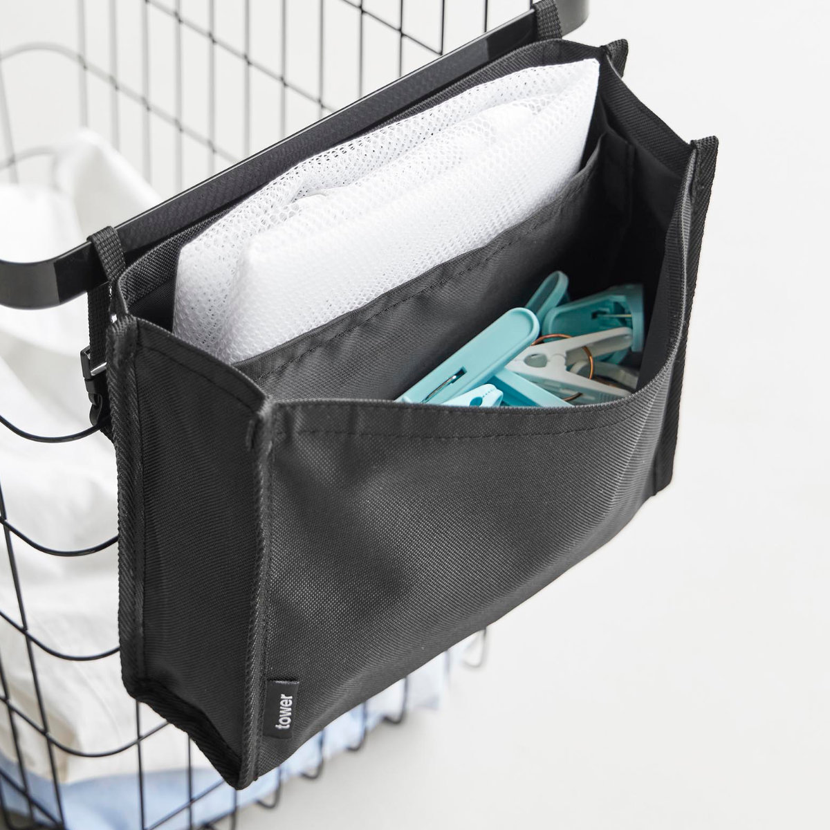 山崎実業 tower 洗濯カゴに取り付けるピンチ&ネット収納ポケット タワー ( 4903208104364 タワーシリーズ ピンチ収納 ネット収納 ランドリー 洗濯カゴに取り付ける ピンチ 洗濯ネット 収納ポケット 収納 小物 ) 【ブラック】 ブラック