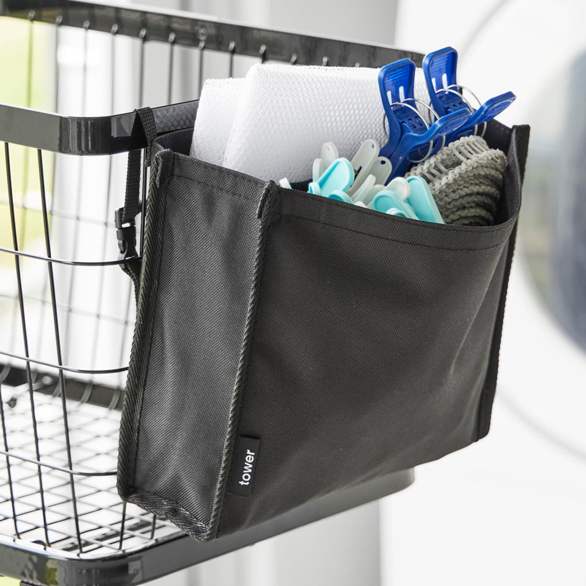 山崎実業 tower 洗濯カゴに取り付けるピンチ&ネット収納ポケット タワー ( 4903208104364 タワーシリーズ ピンチ収納 ネット収納 ランドリー 洗濯カゴに取り付ける ピンチ 洗濯ネット 収納ポケット 収納 小物 ) 【ブラック】 ブラック