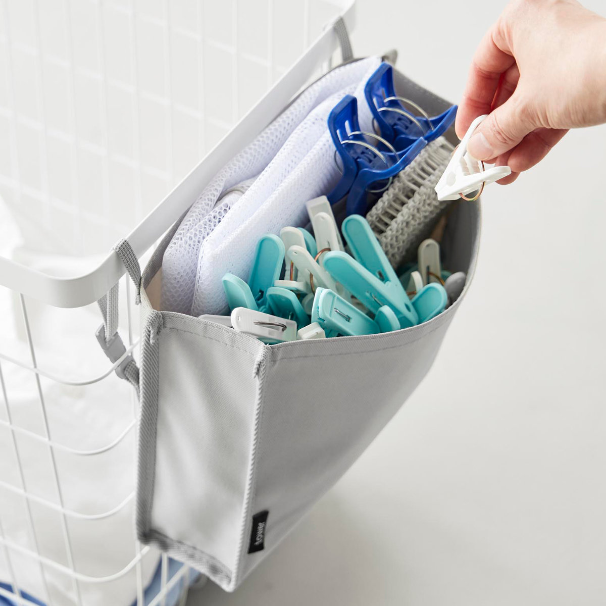 山崎実業 tower 洗濯カゴに取り付けるピンチ&ネット収納ポケット タワー ( 4903208104364 タワーシリーズ ピンチ収納 ネット収納 ランドリー 洗濯カゴに取り付ける ピンチ 洗濯ネット 収納ポケット 収納 小物 ) 【ブラック】 ブラック