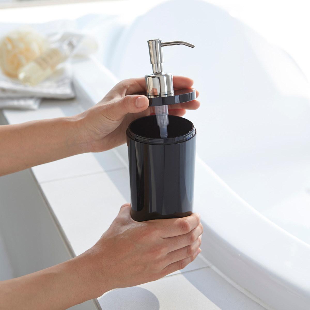 山崎実業 tower ツーウェイディスペンサー タワー ラウンド シャンプー コンディショナー ボディソープ 3本セット ( 4903208029322 お風呂 ボトル 詰め替えボトル 白 黒 詰め替え容器 おしゃれ ソープ ) 【ブラック】 ブラック