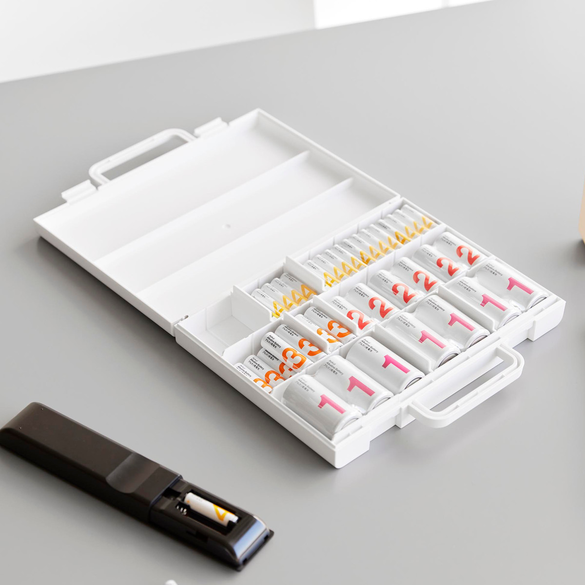 山崎実業 tower ハンドル付きスリム分別電池ケース タワー ( 4903208104623 タワーシリーズ 電池ケース 電池収納 電池ボックス ハンドル付き スリム 分別電池ケース 電池 収納ケース 収納ボックス 乾電池ケース 仕切り付き 仕切り ) 【ホワイト】 ホワイト