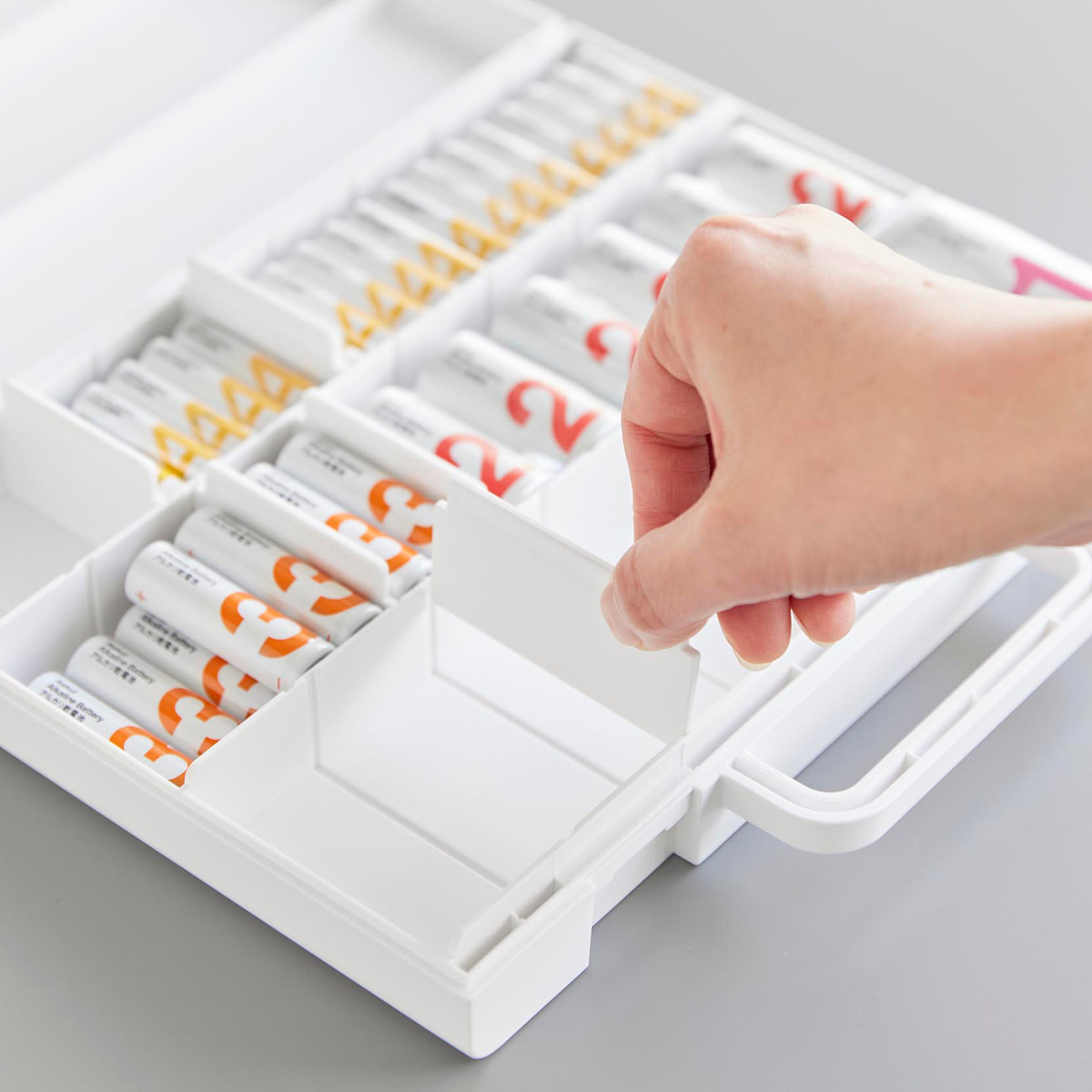 山崎実業 tower ハンドル付きスリム分別電池ケース タワー ( 4903208104623 タワーシリーズ 電池ケース 電池収納 電池ボックス ハンドル付き スリム 分別電池ケース 電池 収納ケース 収納ボックス 乾電池ケース 仕切り付き 仕切り ) 【ホワイト】 ホワイト