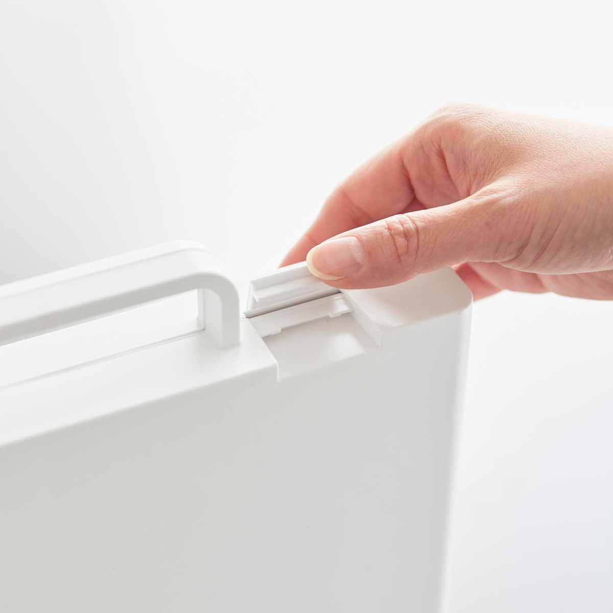 山崎実業 tower ハンドル付きスリム分別電池ケース タワー ( 4903208104623 タワーシリーズ 電池ケース 電池収納 電池ボックス ハンドル付き スリム 分別電池ケース 電池 収納ケース 収納ボックス 乾電池ケース 仕切り付き 仕切り ) 【ホワイト】 ホワイト