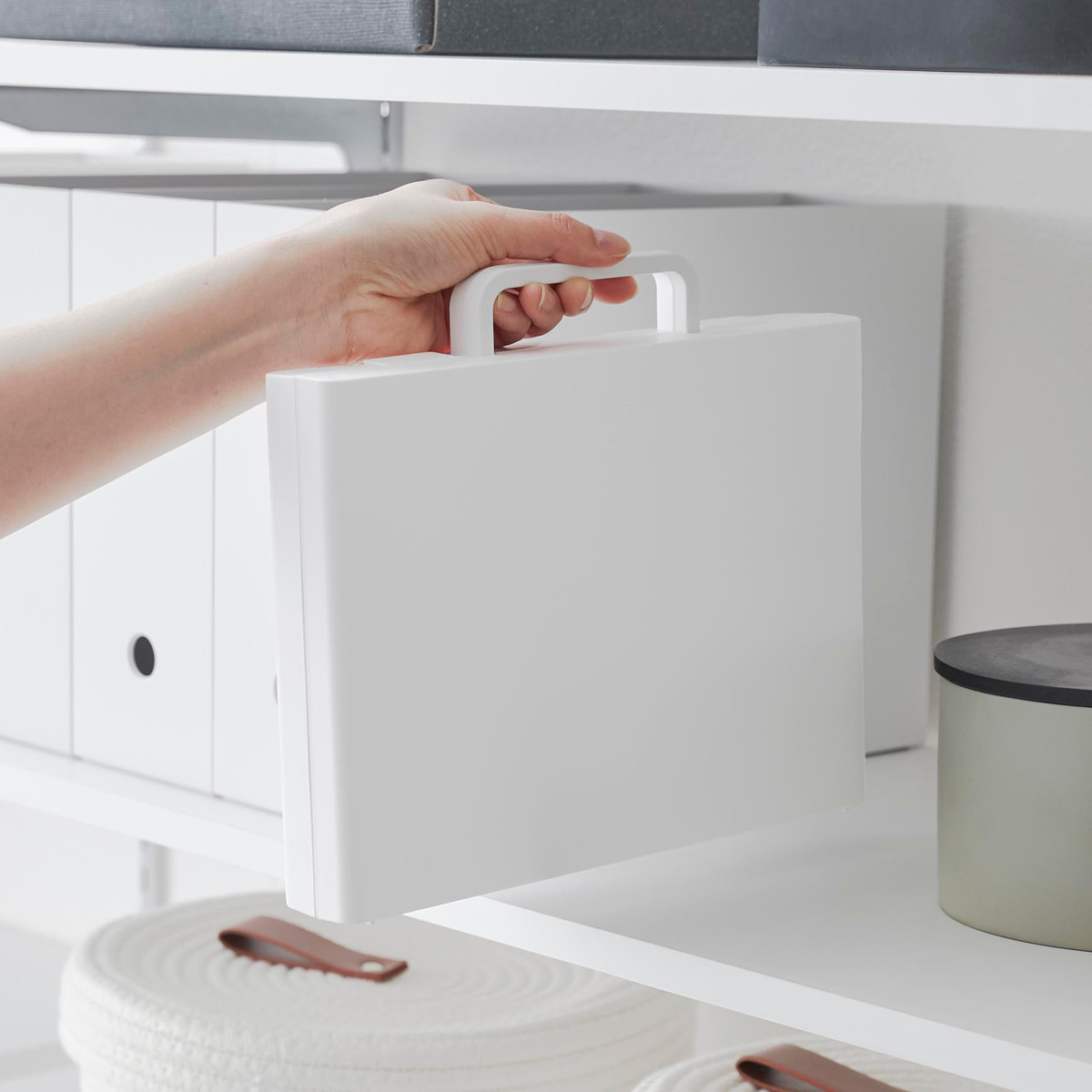 山崎実業 tower ハンドル付きスリム分別電池ケース タワー ( 4903208104623 タワーシリーズ 電池ケース 電池収納 電池ボックス ハンドル付き スリム 分別電池ケース 電池 収納ケース 収納ボックス 乾電池ケース 仕切り付き 仕切り ) 【ホワイト】 ホワイト