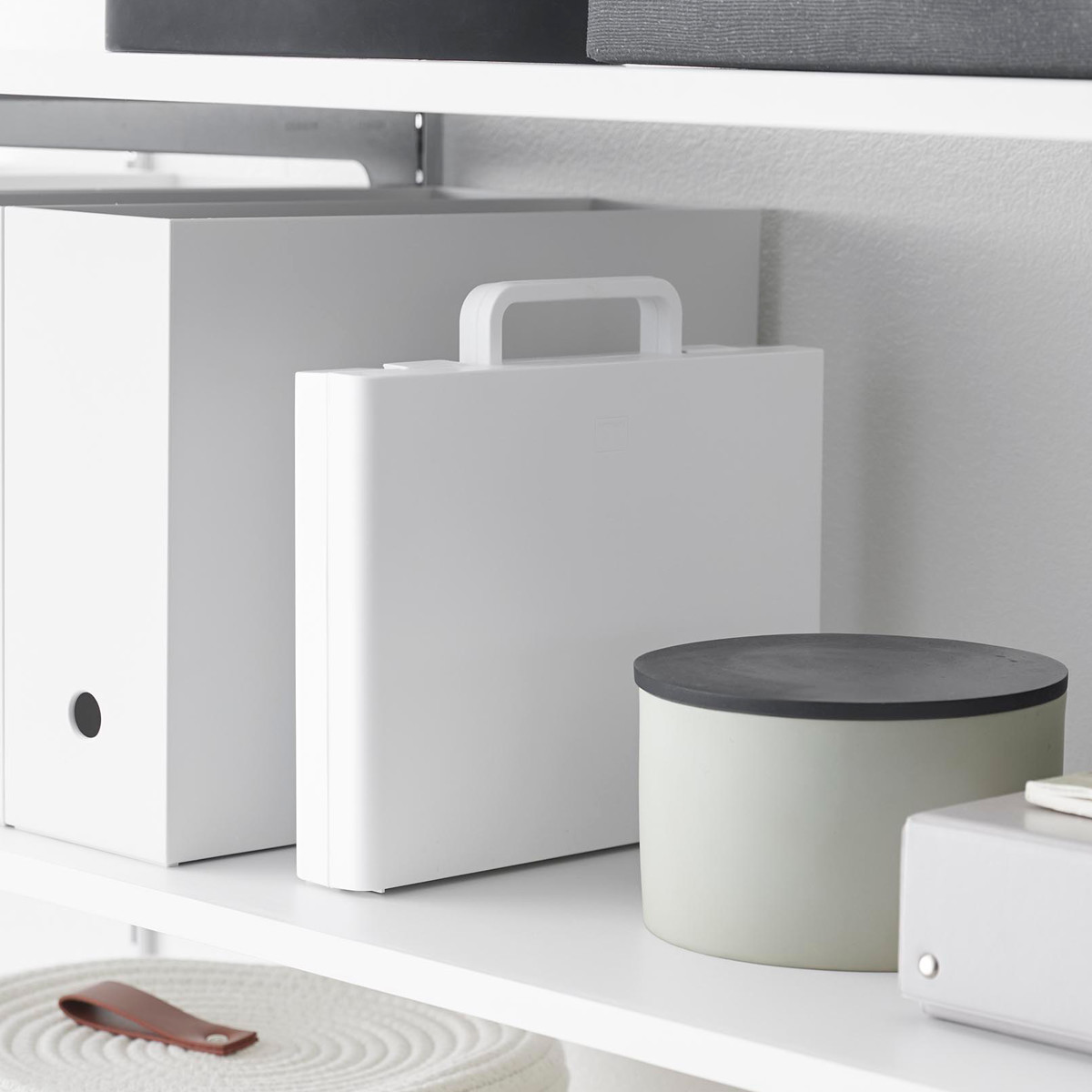 山崎実業 tower ハンドル付きスリム分別電池ケース タワー ( 4903208104623 タワーシリーズ 電池ケース 電池収納 電池ボックス ハンドル付き スリム 分別電池ケース 電池 収納ケース 収納ボックス 乾電池ケース 仕切り付き 仕切り ) 【ホワイト】 ホワイト