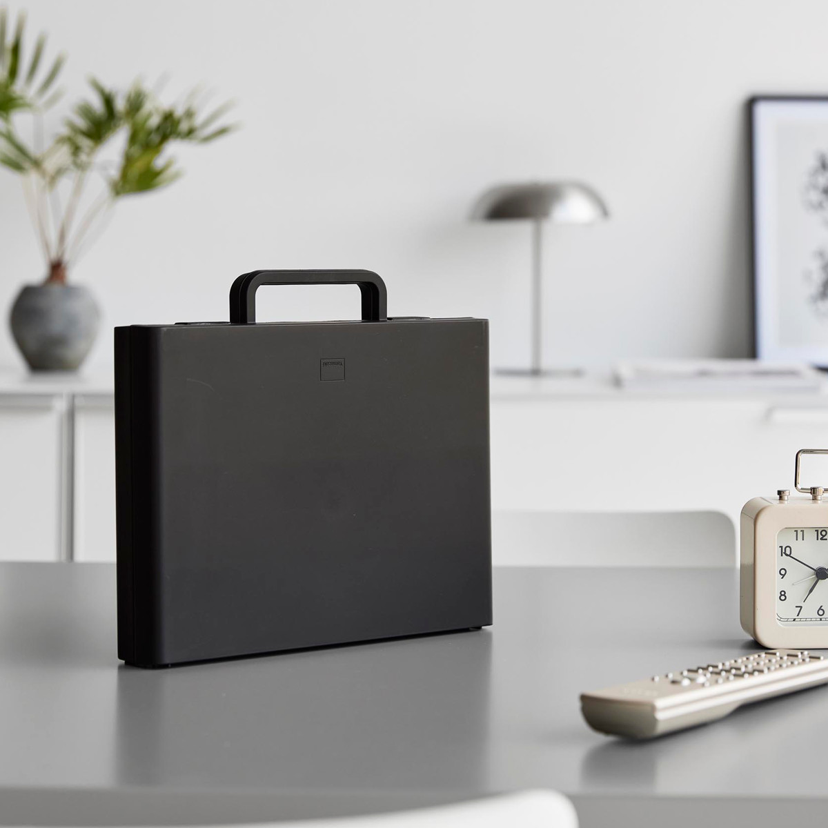 山崎実業 tower ハンドル付きスリム分別電池ケース タワー ( 4903208104623 タワーシリーズ 電池ケース 電池収納 電池ボックス ハンドル付き スリム 分別電池ケース 電池 収納ケース 収納ボックス 乾電池ケース 仕切り付き 仕切り ) 【ホワイト】 ホワイト