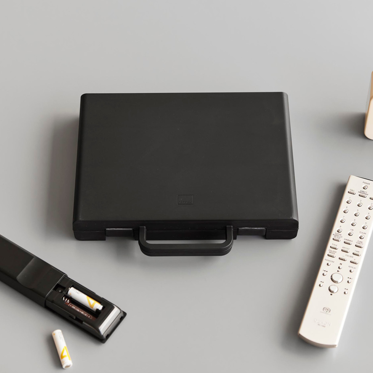 山崎実業 tower ハンドル付きスリム分別電池ケース タワー ( 4903208104623 タワーシリーズ 電池ケース 電池収納 電池ボックス ハンドル付き スリム 分別電池ケース 電池 収納ケース 収納ボックス 乾電池ケース 仕切り付き 仕切り ) 【ホワイト】 ホワイト