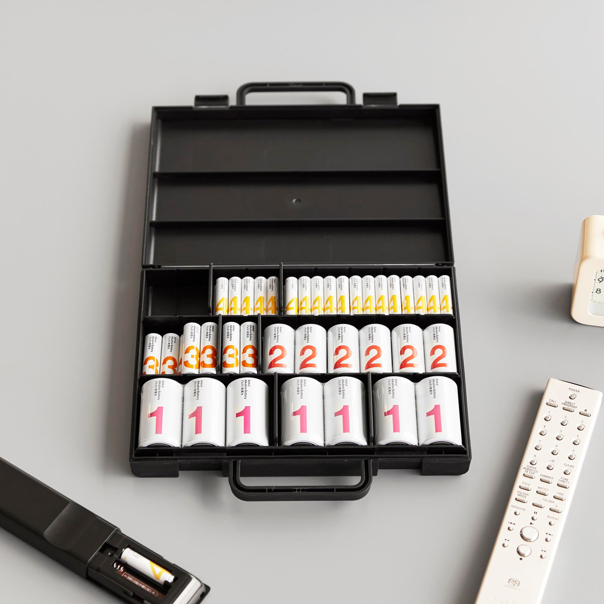 山崎実業 tower ハンドル付きスリム分別電池ケース タワー ( 4903208104623 タワーシリーズ 電池ケース 電池収納 電池ボックス ハンドル付き スリム 分別電池ケース 電池 収納ケース 収納ボックス 乾電池ケース 仕切り付き 仕切り ) 【ホワイト】 ホワイト