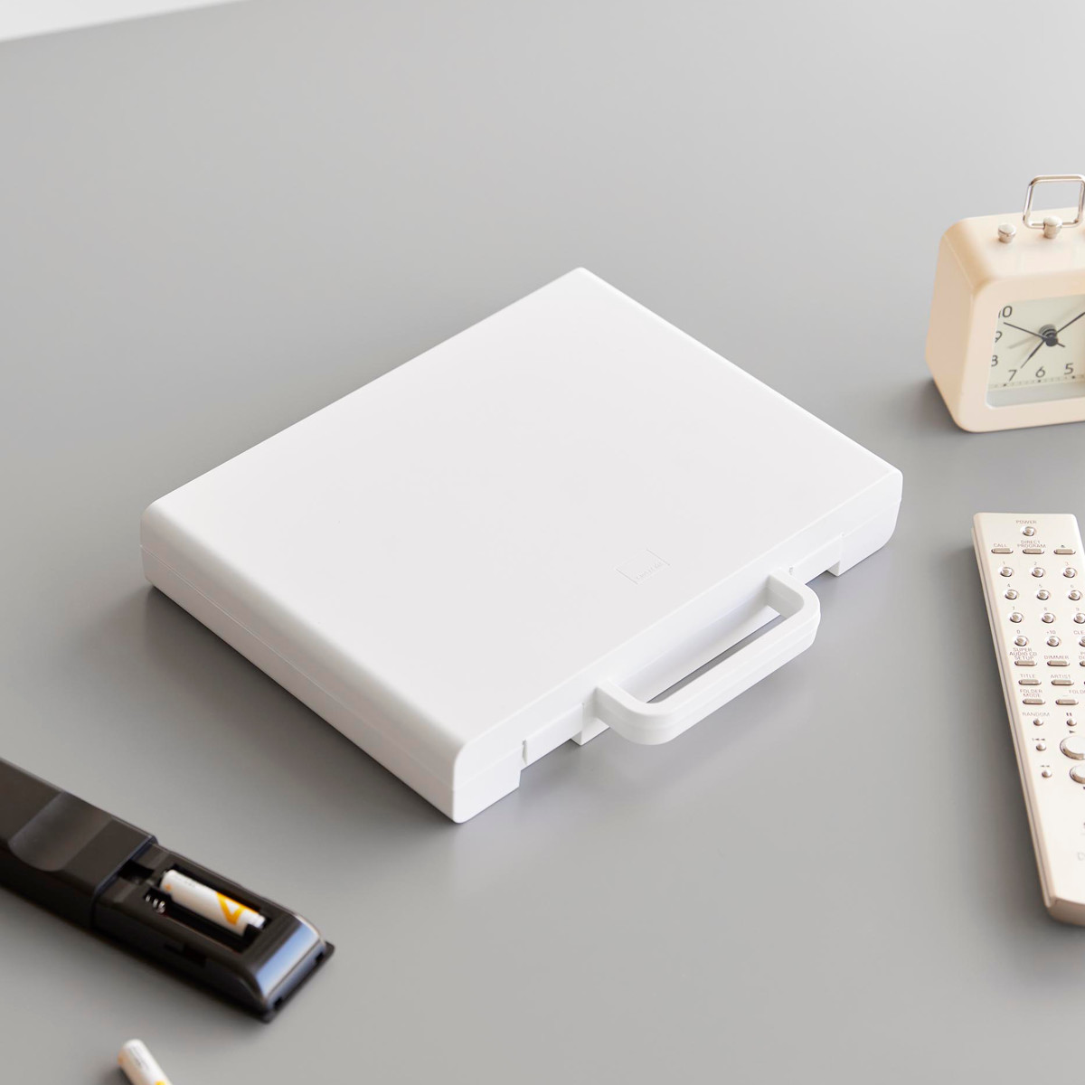 山崎実業 tower ハンドル付きスリム分別電池ケース タワー ( 4903208104623 タワーシリーズ 電池ケース 電池収納 電池ボックス ハンドル付き スリム 分別電池ケース 電池 収納ケース 収納ボックス 乾電池ケース 仕切り付き 仕切り ) 【ホワイト】 ホワイト