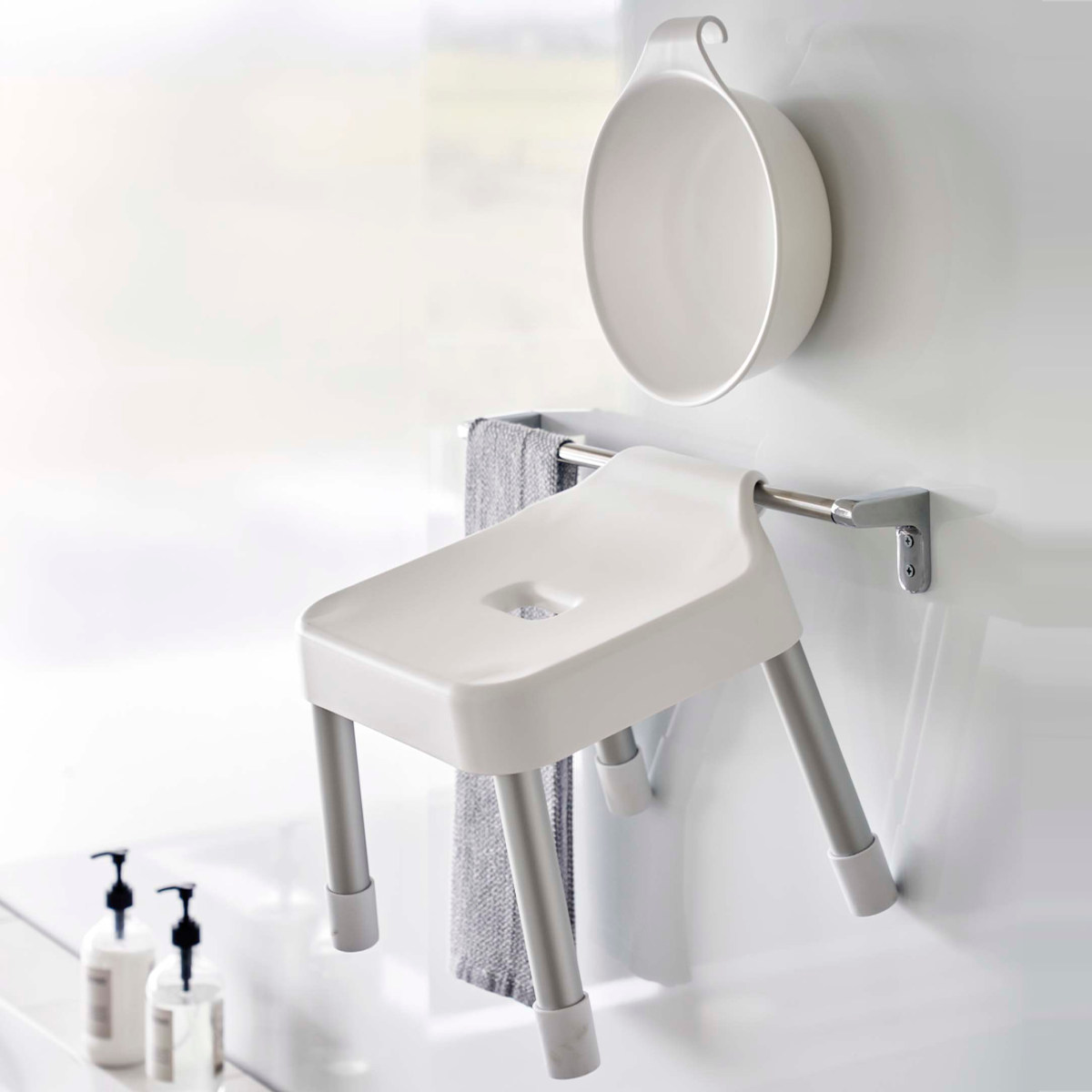 山崎実業 MIST 引っ掛け風呂イス SH25+マグネット&引っ掛け湯おけ+マグネット手おけ 3点セット ミスト ( 4903208073059 バスチェア 座面高25cm 湯桶 洗面器 手桶 壁面 浮かせる ホワイト ブラック ) 【ブラック】 ブラック