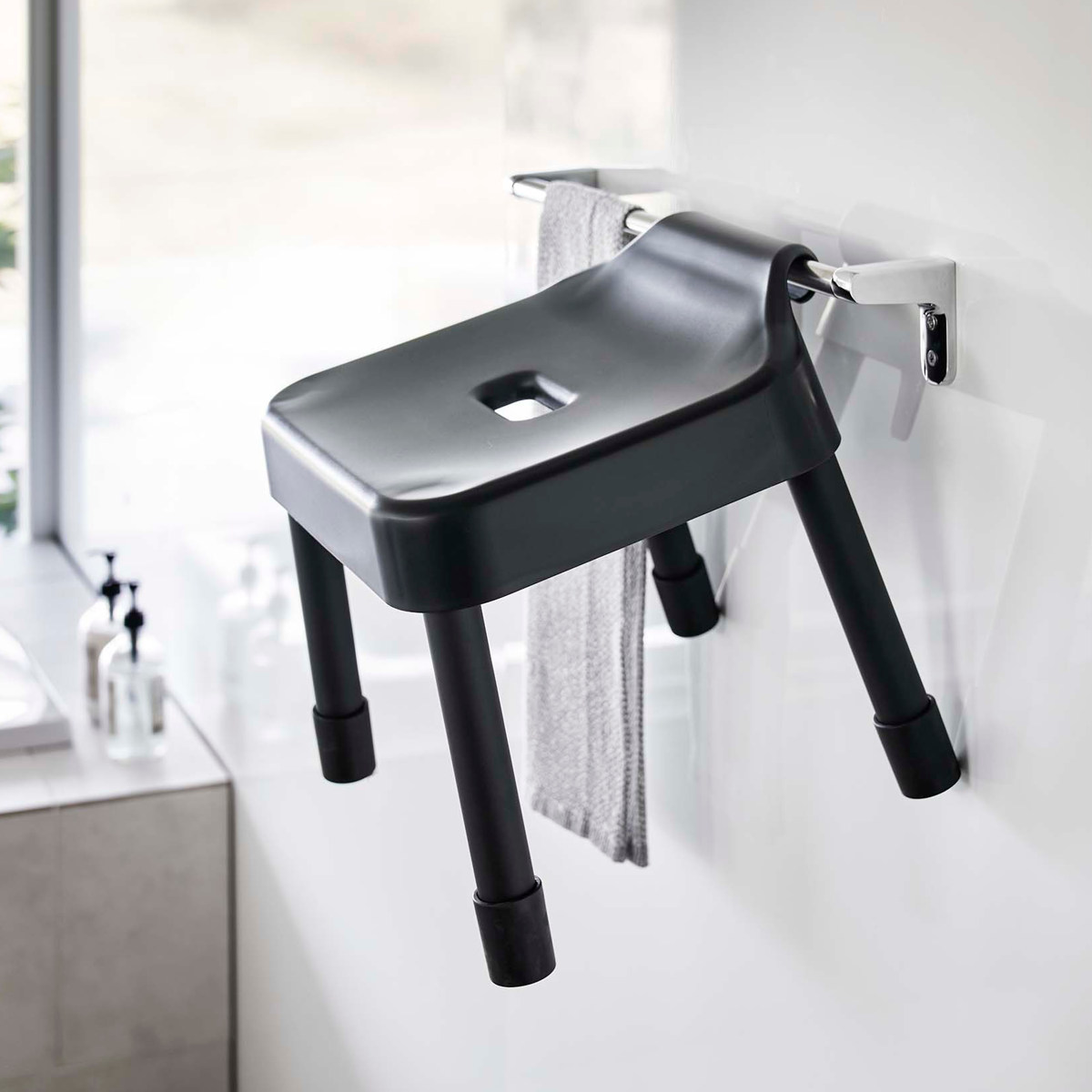 山崎実業 MIST 引っ掛け風呂イス SH25+マグネット&引っ掛け湯おけ+マグネット手おけ 3点セット ミスト ( 4903208073059 バスチェア 座面高25cm 湯桶 洗面器 手桶 壁面 浮かせる ホワイト ブラック ) 【ブラック】 ブラック