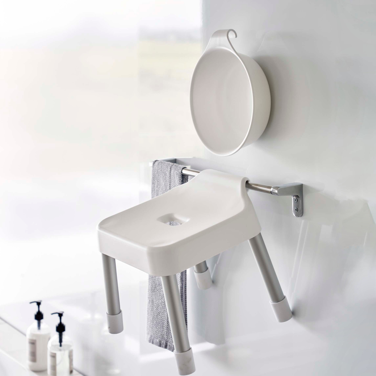 山崎実業 MIST 引っ掛け風呂イス SH25+マグネット&引っ掛け湯おけ 2点セット ミスト ( 4903208073059 バスチェア 座面高25cm 湯桶 洗面器 手桶 壁面 浮かせる ホワイト ブラック ) 【ホワイト】 ホワイト