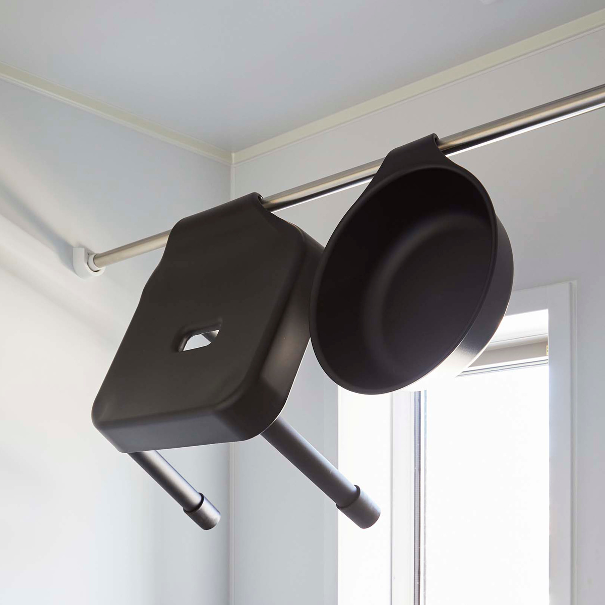 山崎実業 MIST 引っ掛け風呂イス SH25+マグネット&引っ掛け湯おけ 2点セット ミスト ( 4903208073059 バスチェア 座面高25cm 湯桶 洗面器 手桶 壁面 浮かせる ホワイト ブラック ) 【ホワイト】 ホワイト