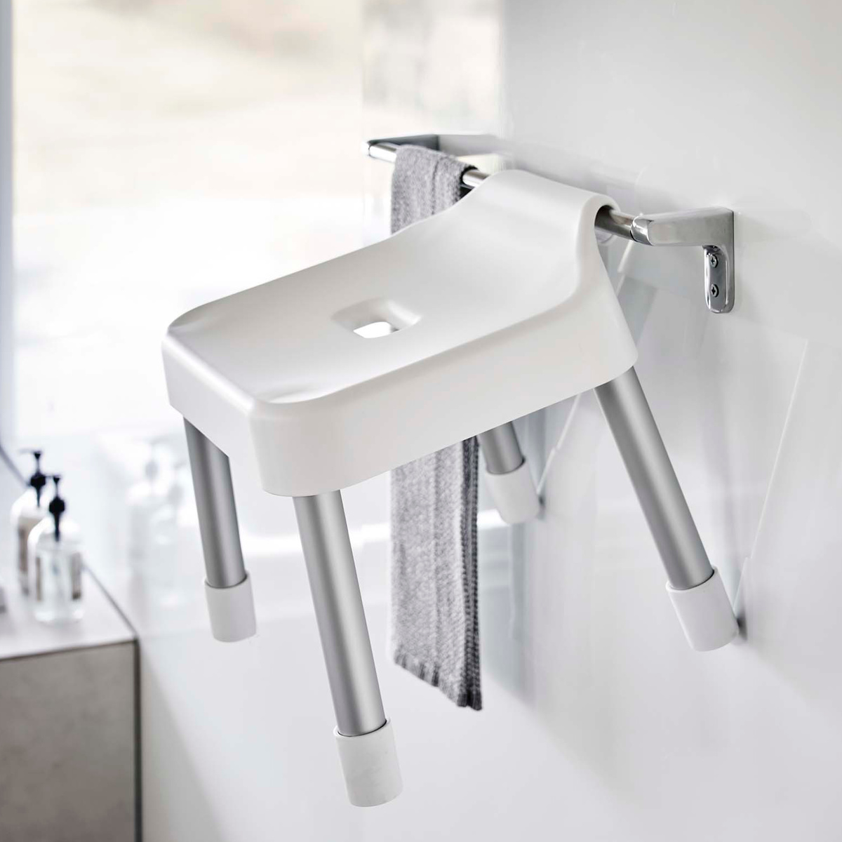 山崎実業 MIST 引っ掛け風呂イス SH25+マグネット&引っ掛け湯おけ 2点セット ミスト ( 4903208073059 バスチェア 座面高25cm 湯桶 洗面器 手桶 壁面 浮かせる ホワイト ブラック ) 【ホワイト】 ホワイト