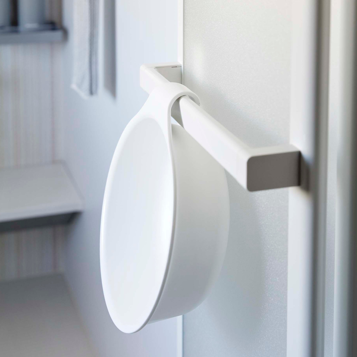 山崎実業 MIST 引っ掛け風呂イス SH25+マグネット&引っ掛け湯おけ 2点セット ミスト ( 4903208073059 バスチェア 座面高25cm 湯桶 洗面器 手桶 壁面 浮かせる ホワイト ブラック ) 【ホワイト】 ホワイト