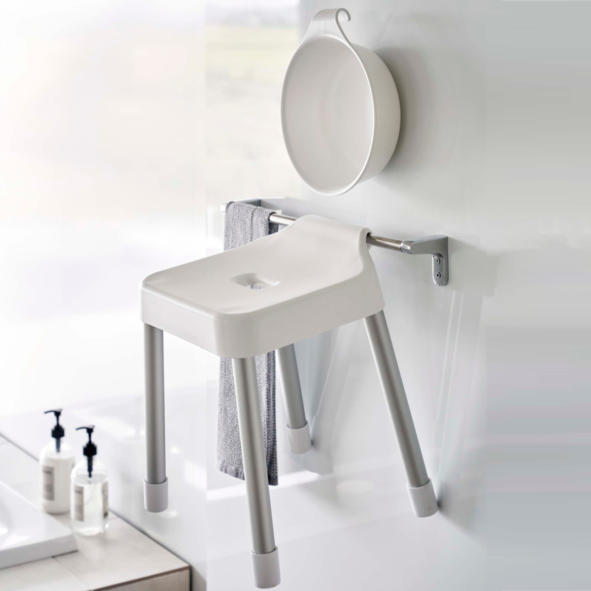 山崎実業 MIST 引っ掛け風呂イス SH35+マグネット&引っ掛け湯おけ 2点セット ミスト ( 4903208073097 バスチェア 座面高35cm 湯桶 洗面器 壁面 浮かせる ホワイト ブラック ) 【ブラック】 ブラック