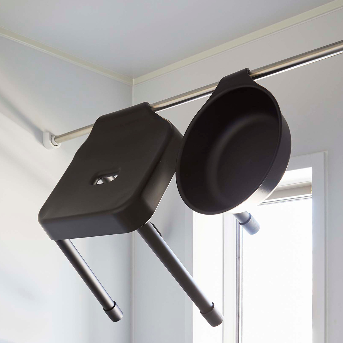 山崎実業 MIST 引っ掛け風呂イス SH35+マグネット&引っ掛け湯おけ 2点セット ミスト ( 4903208073097 バスチェア 座面高35cm 湯桶 洗面器 壁面 浮かせる ホワイト ブラック ) 【ブラック】 ブラック