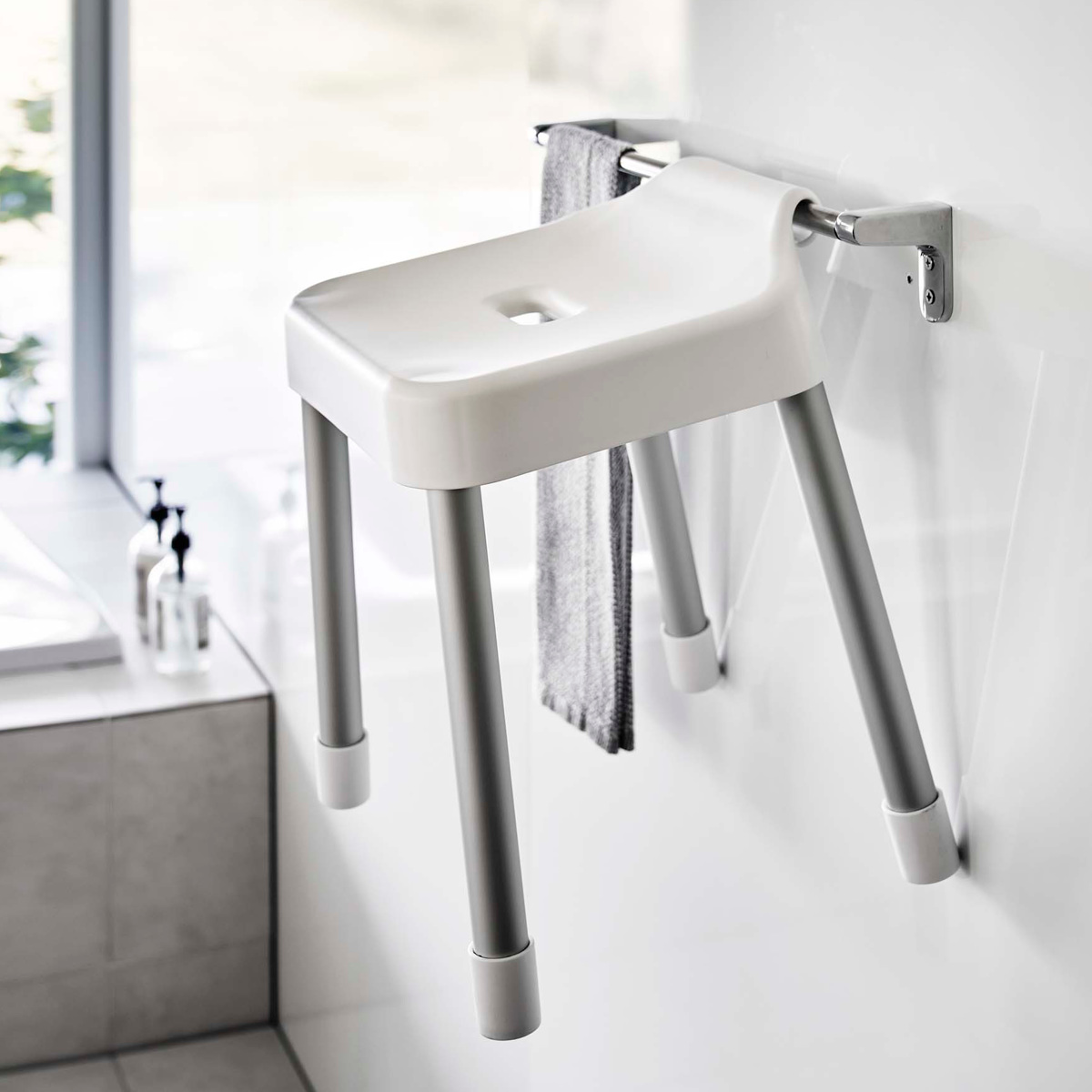 山崎実業 MIST 引っ掛け風呂イス SH35+マグネット&引っ掛け湯おけ 2点セット ミスト ( 4903208073097 バスチェア 座面高35cm 湯桶 洗面器 壁面 浮かせる ホワイト ブラック ) 【ブラック】 ブラック