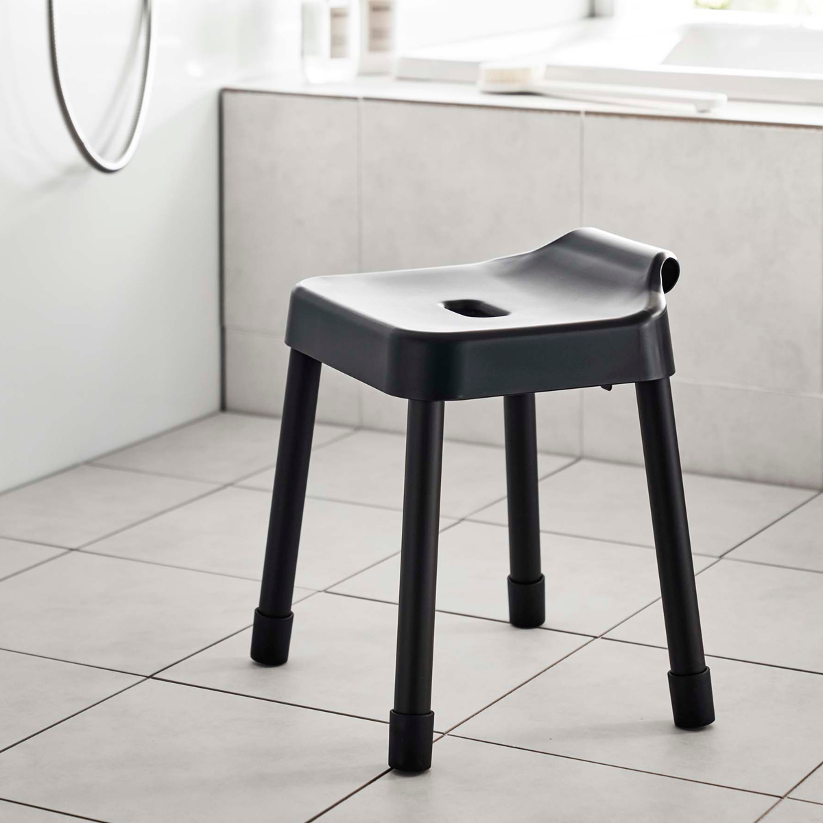 山崎実業 MIST 引っ掛け風呂イス SH35+マグネット&引っ掛け湯おけ 2点セット ミスト ( 4903208073097 バスチェア 座面高35cm 湯桶 洗面器 壁面 浮かせる ホワイト ブラック ) 【ブラック】 ブラック