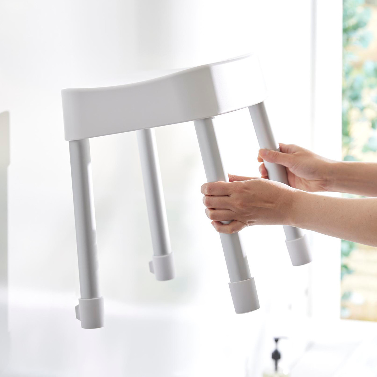 山崎実業 MIST マグネット風呂イス SH35+マグネット&引っ掛け湯おけ 2点セット ミスト ( 4903208017251 バスチェア 座面高35cm 湯桶 洗面器 壁面 浮かせる ホワイト ブラック ) 【ホワイト】 ホワイト