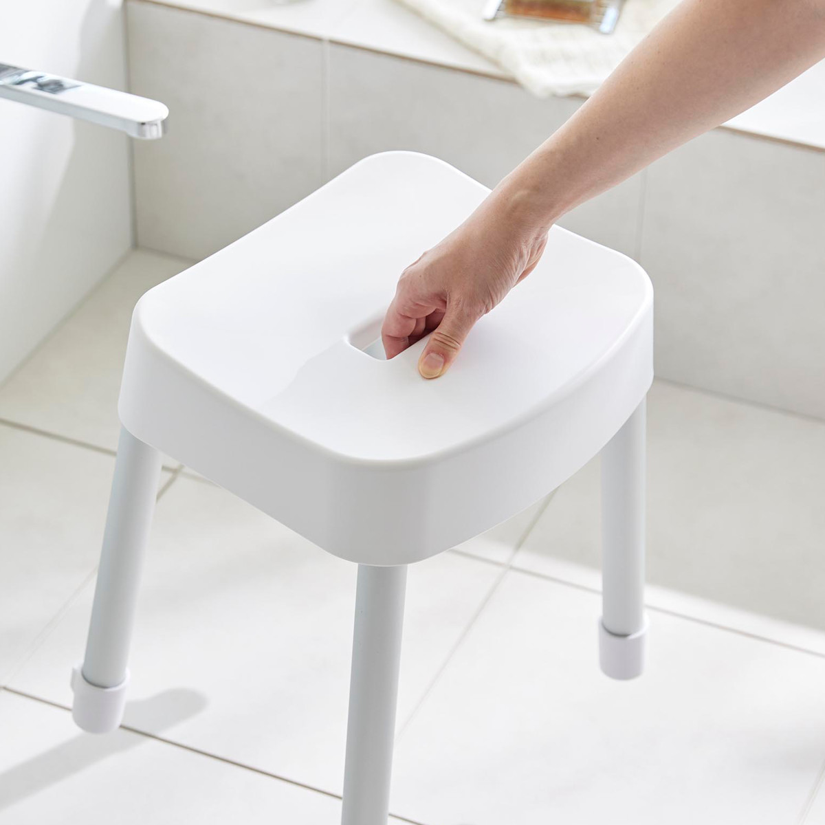山崎実業 MIST マグネット風呂イス SH35+マグネット&引っ掛け湯おけ 2点セット ミスト ( 4903208017251 バスチェア 座面高35cm 湯桶 洗面器 壁面 浮かせる ホワイト ブラック ) 【ホワイト】 ホワイト