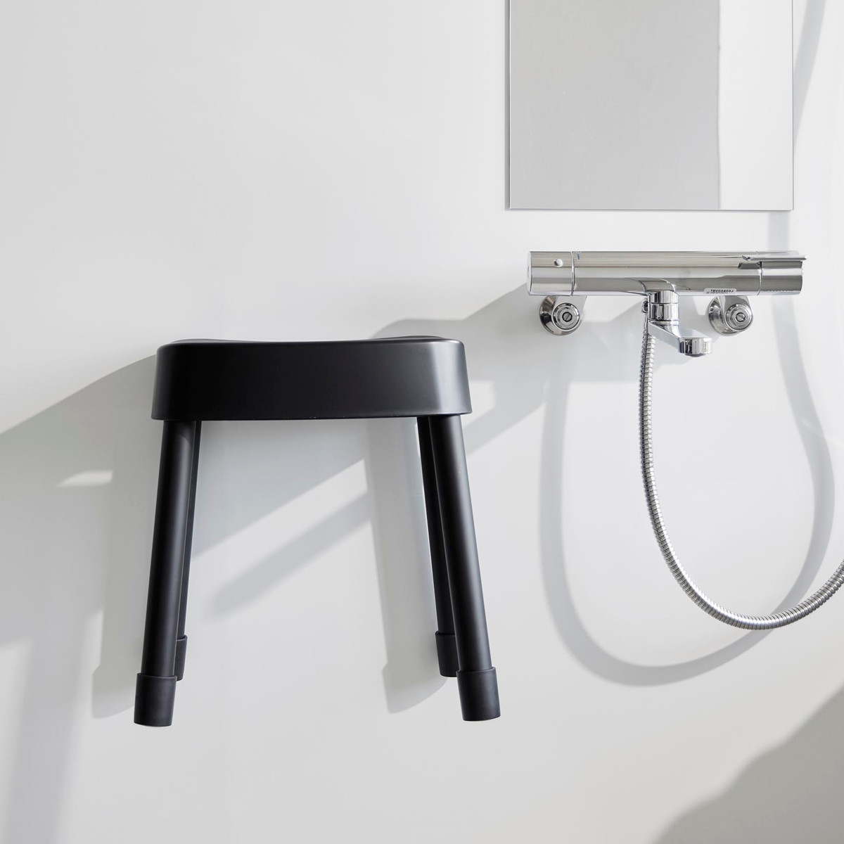 山崎実業 MIST マグネット風呂イス SH35+マグネット&引っ掛け湯おけ 2点セット ミスト ( 4903208017251 バスチェア 座面高35cm 湯桶 洗面器 壁面 浮かせる ホワイト ブラック ) 【ホワイト】 ホワイト