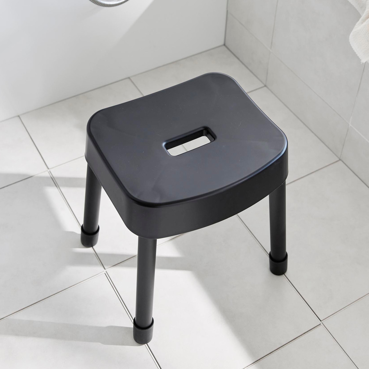 山崎実業 MIST マグネット風呂イス SH35+マグネット&引っ掛け湯おけ 2点セット ミスト ( 4903208017251 バスチェア 座面高35cm 湯桶 洗面器 壁面 浮かせる ホワイト ブラック ) 【ホワイト】 ホワイト