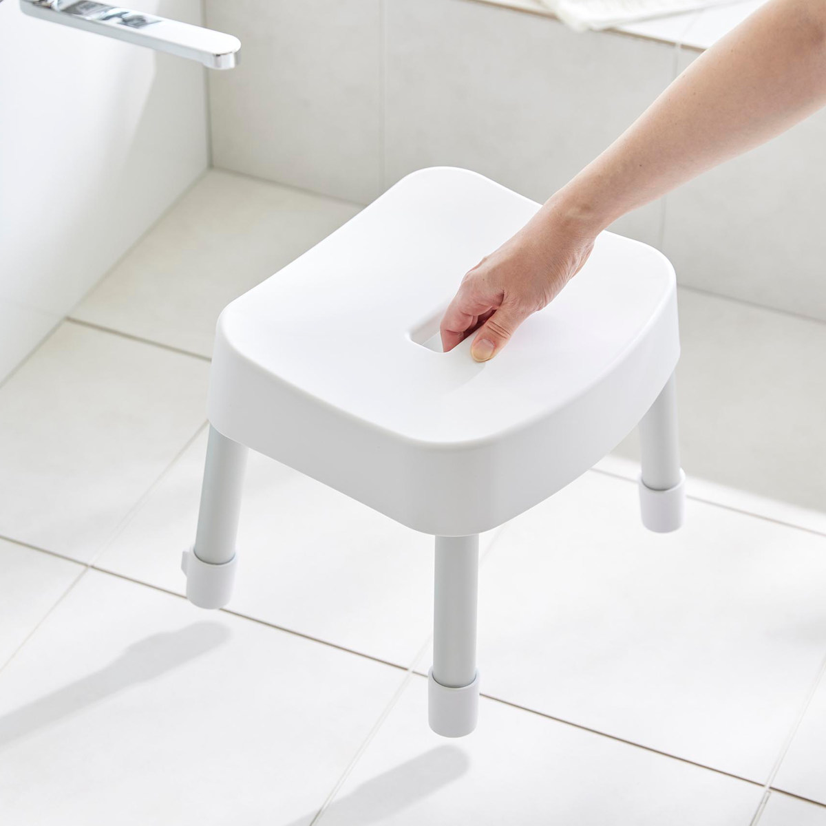 山崎実業 MIST マグネット風呂イス SH25+マグネット手おけ 2点セット ミスト ( 4903208017213 バスチェア 座面高25cm 洗面器 手桶 壁面 浮かせる ホワイト ブラック ) 【ブラック】 ブラック